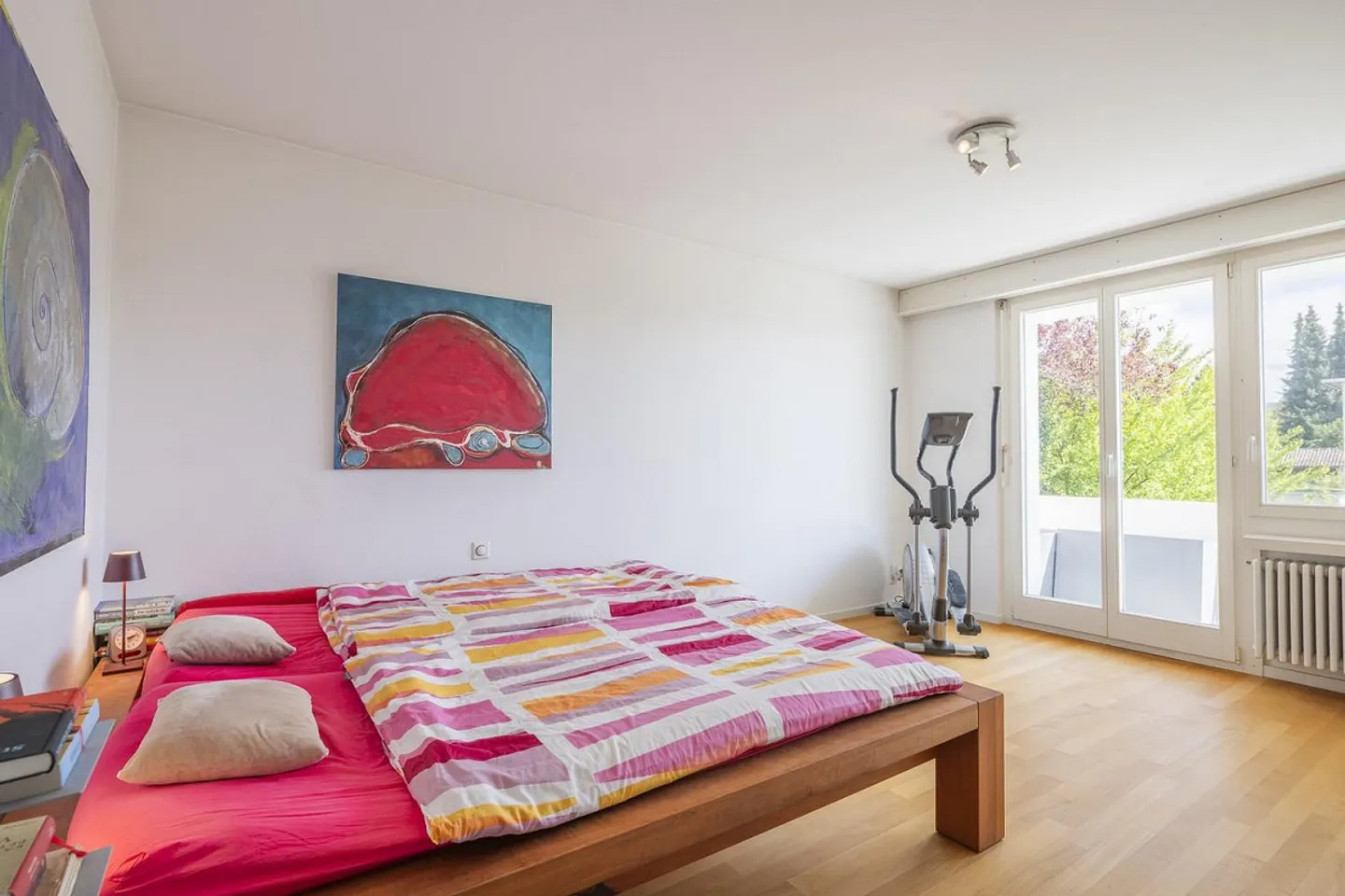 Appartamento di 4,5 stanze a Pfäffikon ZH, ampio soggiorno con vista e tre balconi - Foto 4 di 7