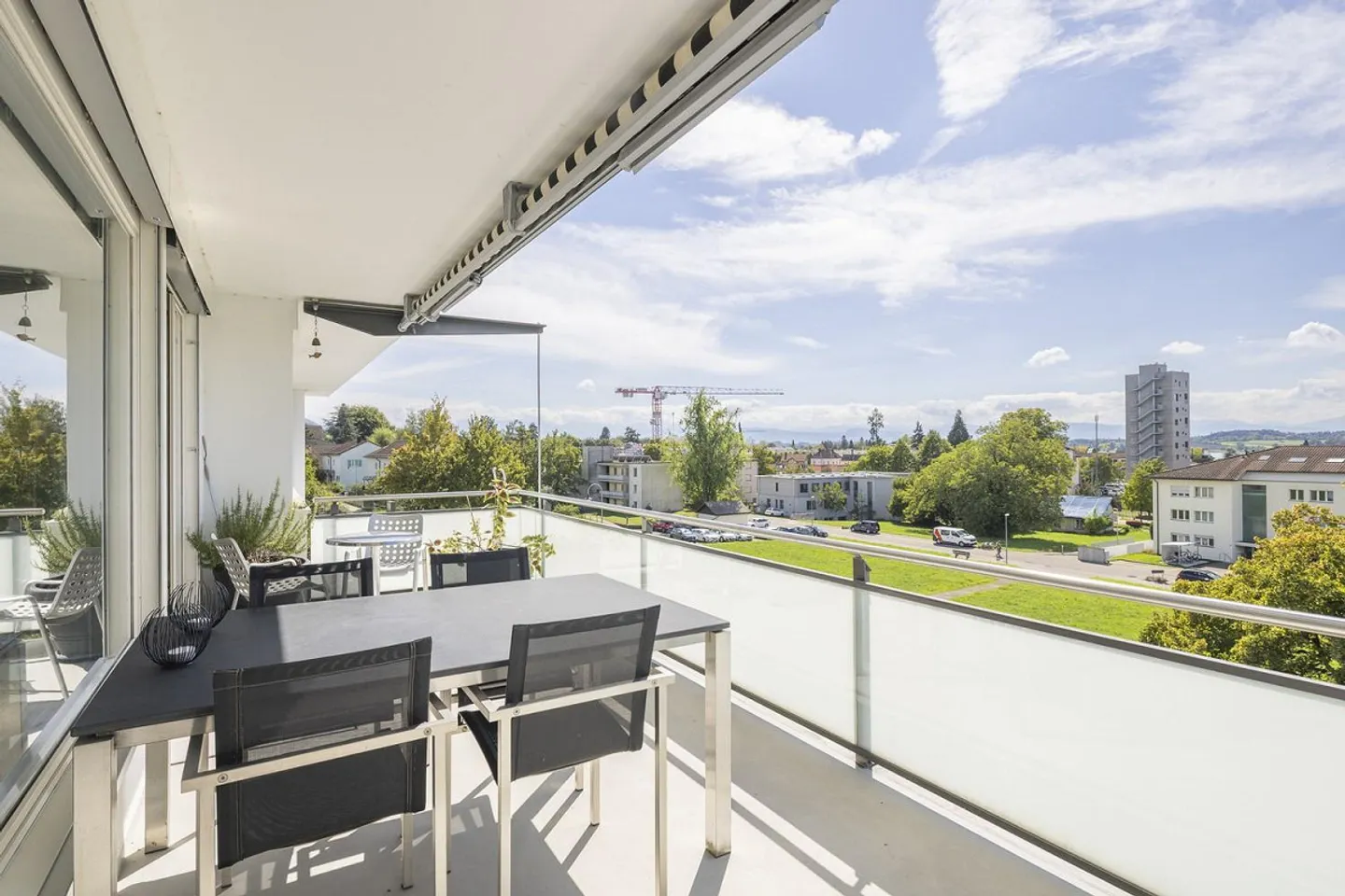 Appartamento di 4,5 stanze a Pfäffikon ZH, ampio soggiorno con vista e tre balconi - Foto 5 di 7