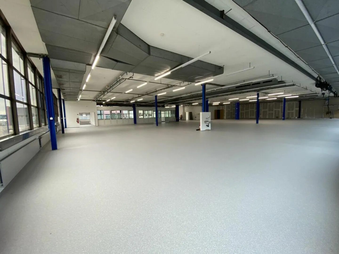 Helle Flächen für Logistik, Produktion und Ausstellung nähe Autobah... - Foto 3 von 8