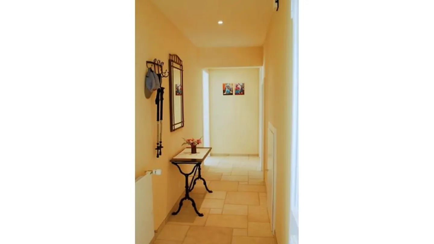 Appartement Charmant avec Vue sur le Lac - Photo 8 sur 10