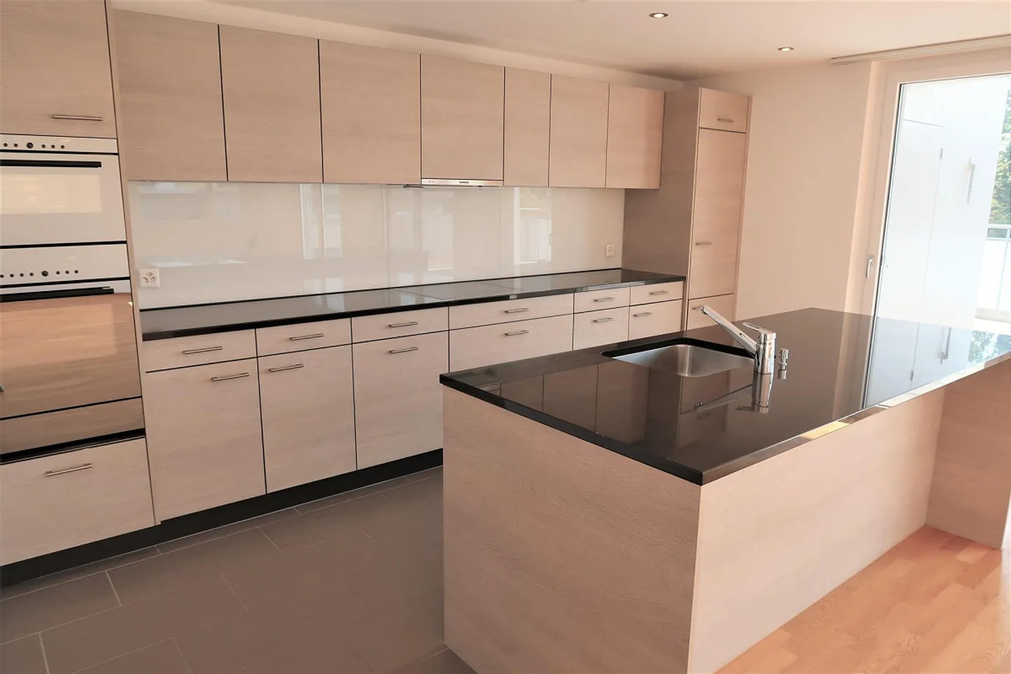 Moderno appartamento attico di 3,5 stanze con grande terrazza e vista - Foto 2 di 13