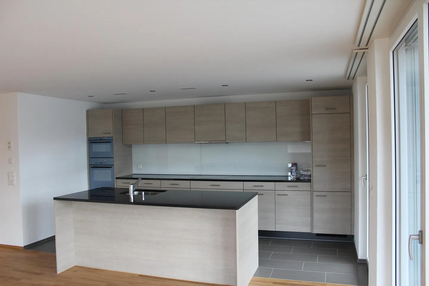 Moderno appartamento attico di 3,5 stanze con grande terrazza e vista - Foto 3 di 13