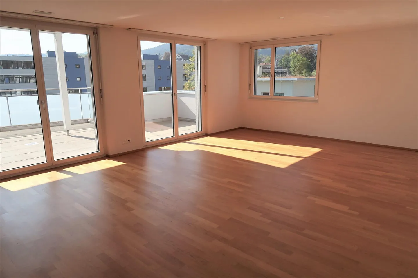 Moderno appartamento attico di 3,5 stanze con grande terrazza e vista - Foto 5 di 13