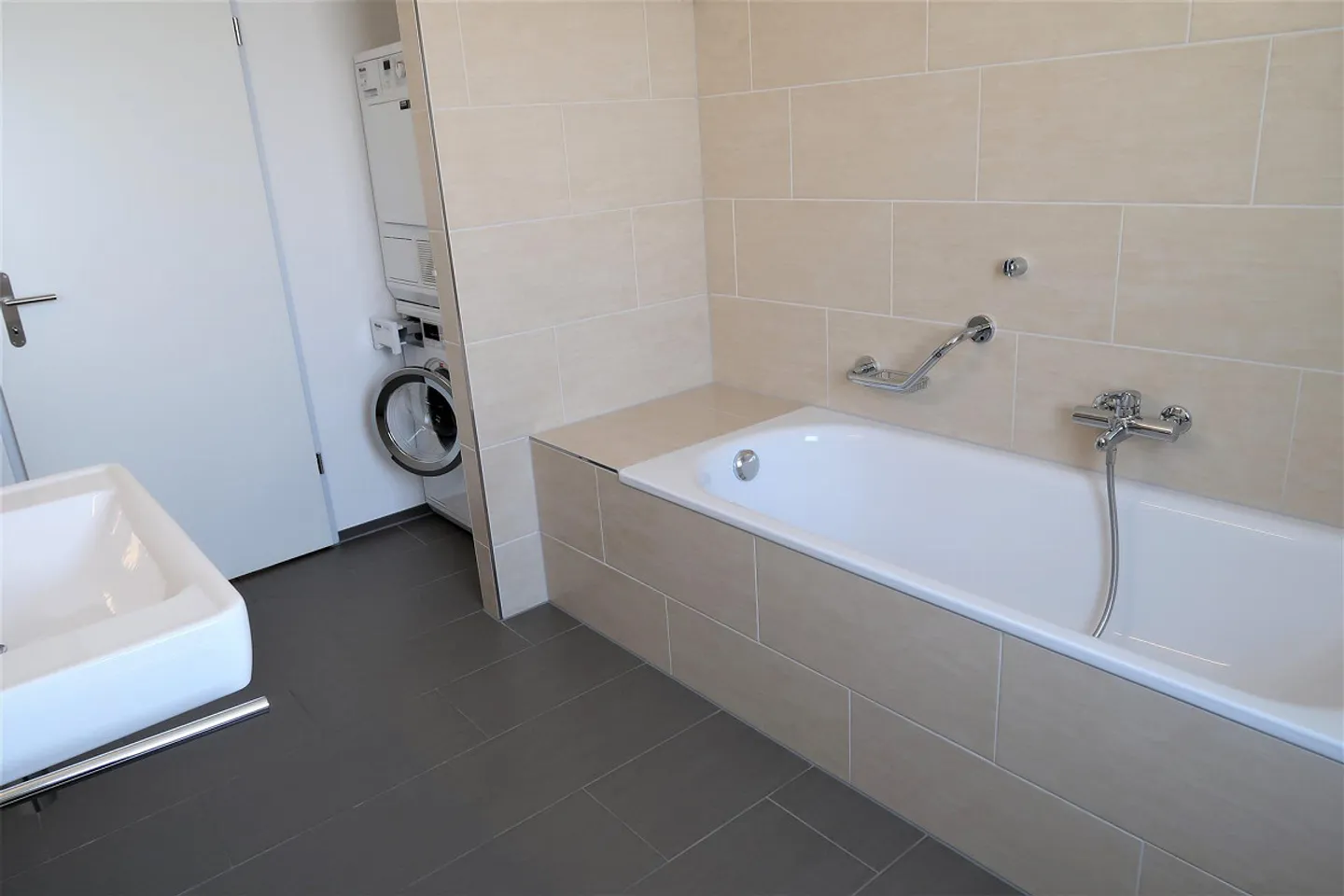 Moderno appartamento attico di 3,5 stanze con grande terrazza e vista - Foto 9 di 13