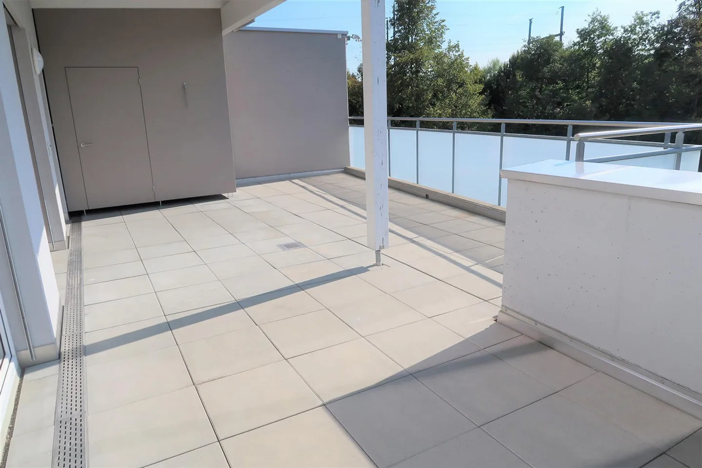 Moderno appartamento attico di 3,5 stanze con grande terrazza e vista - Foto 10 di 13