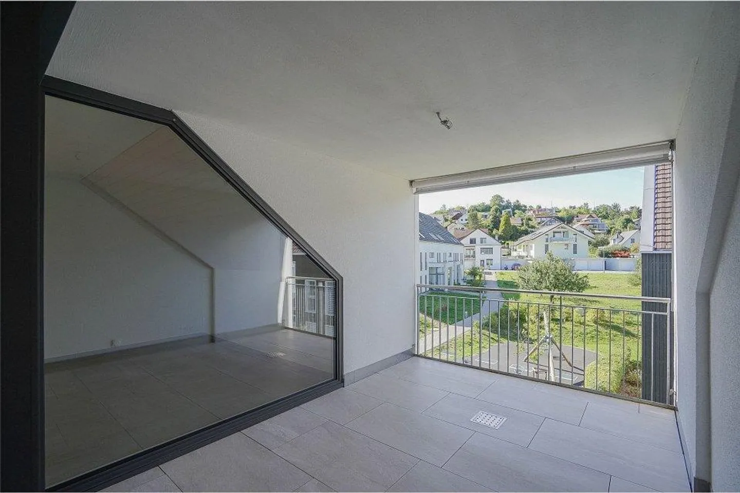 Moderno e arioso: Elegante appartamento attico di 3,5 locali con galleria - Foto 4 di 13