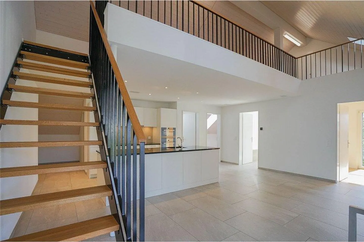Moderno e arioso: Elegante appartamento attico di 3,5 locali con galleria - Foto 5 di 13