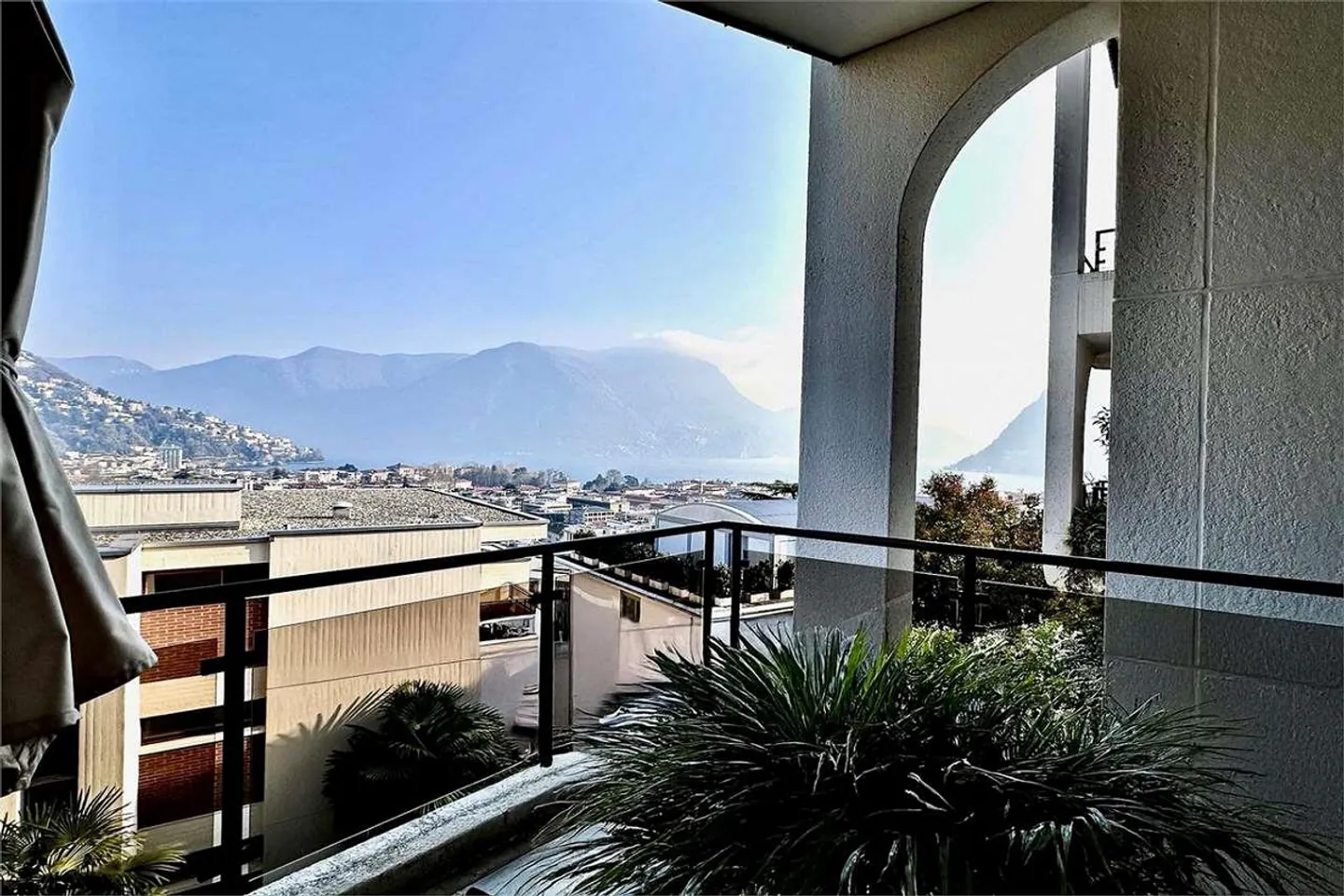 Appartamento con vista lago e servizi esclusivi - Foto 4 di 13