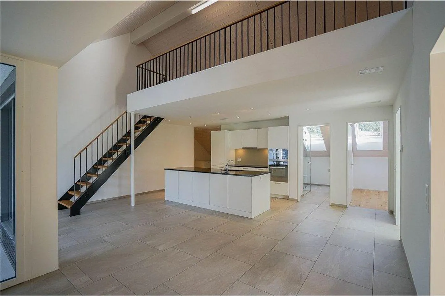 Moderno e arioso: Elegante appartamento attico di 3,5 locali con galleria - Foto 2 di 13