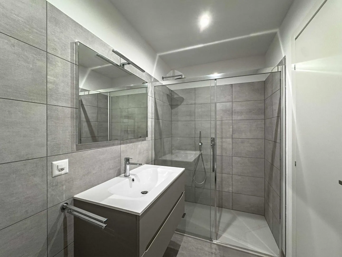 Appartement spacieux et moderne de 5,5 pièces avec jardin à Mendrisio - Photo 5 sur 11