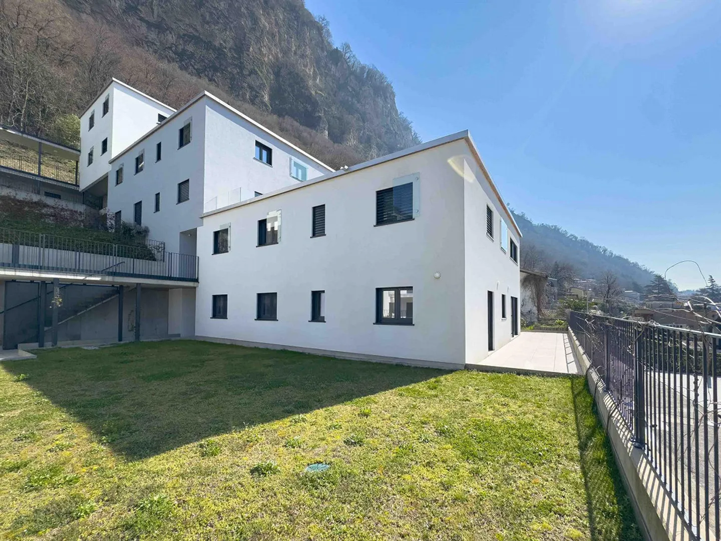 Appartement spacieux et moderne de 5,5 pièces avec jardin à Mendrisio - Photo 9 sur 11