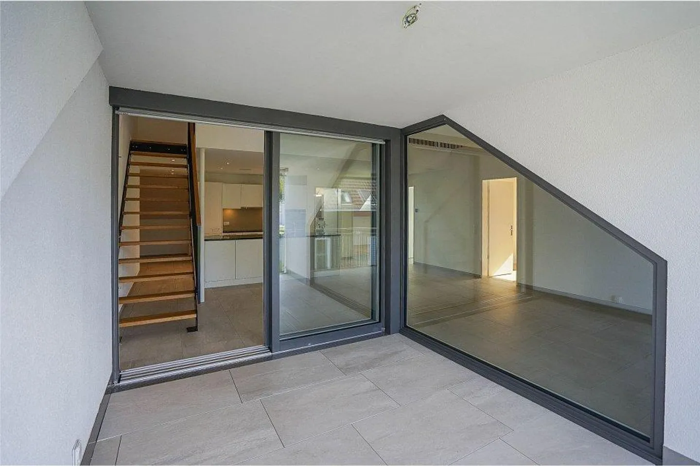 Moderno e arioso: Elegante appartamento attico di 3,5 locali con galleria - Foto 12 di 13