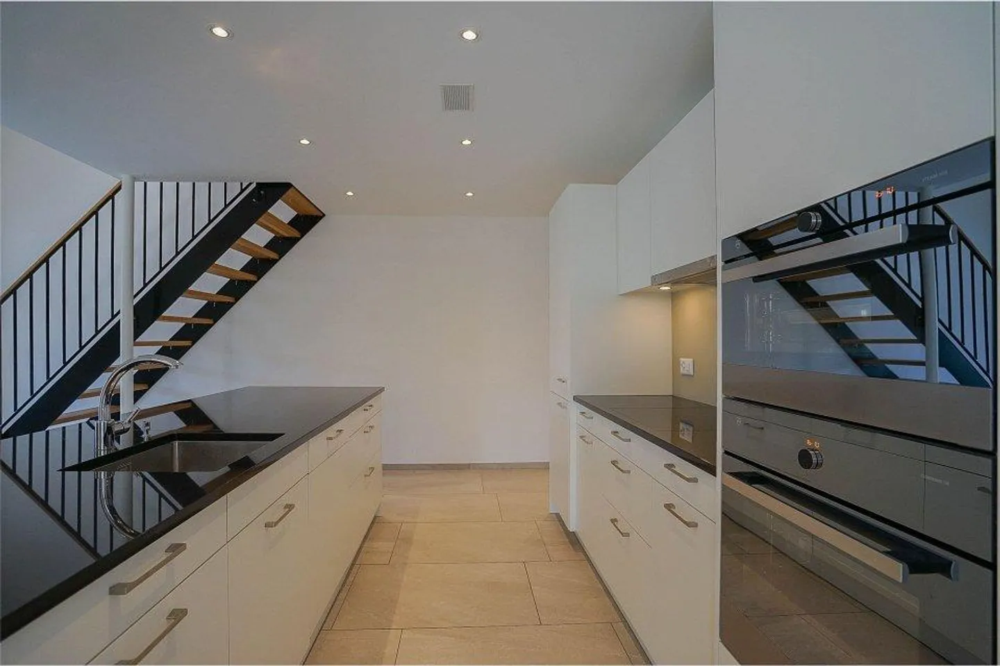 Moderno e arioso: Elegante appartamento attico di 3,5 locali con galleria - Foto 8 di 13