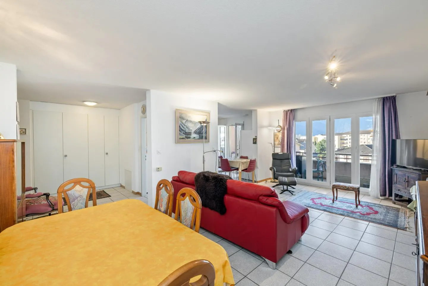 Apartment in the village center - Spacious 2.5 rooms with two ba... - Photo 1 of 8