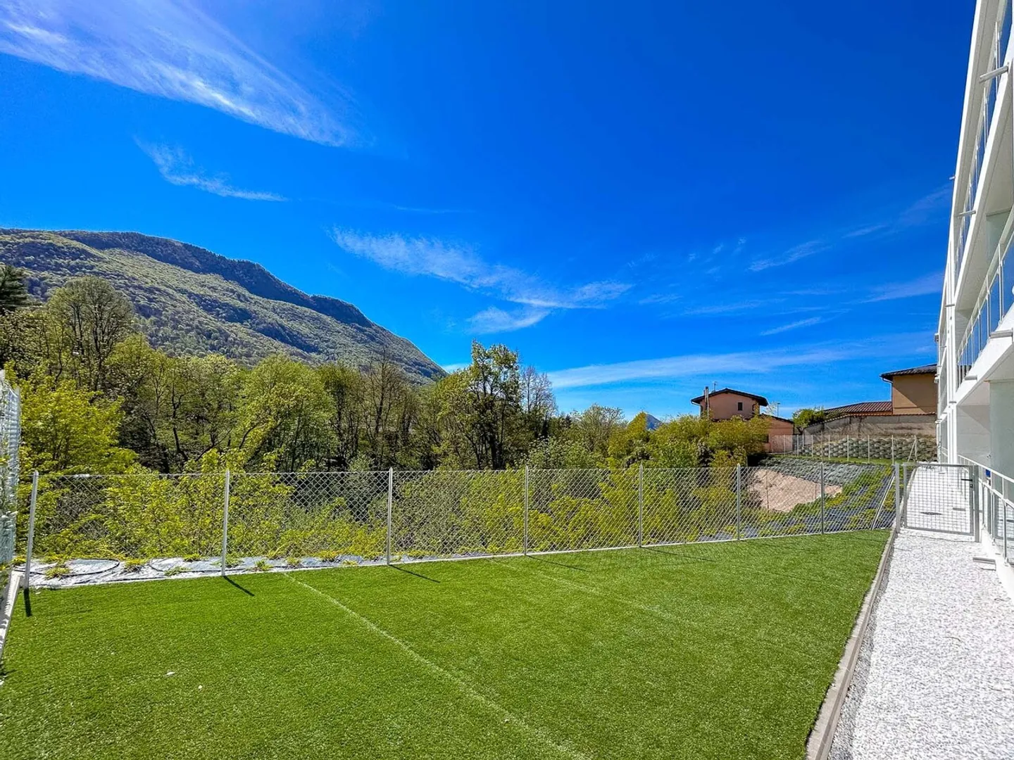 Modern 2.5-room apartment with garden in Dino - Photo 6 of 9