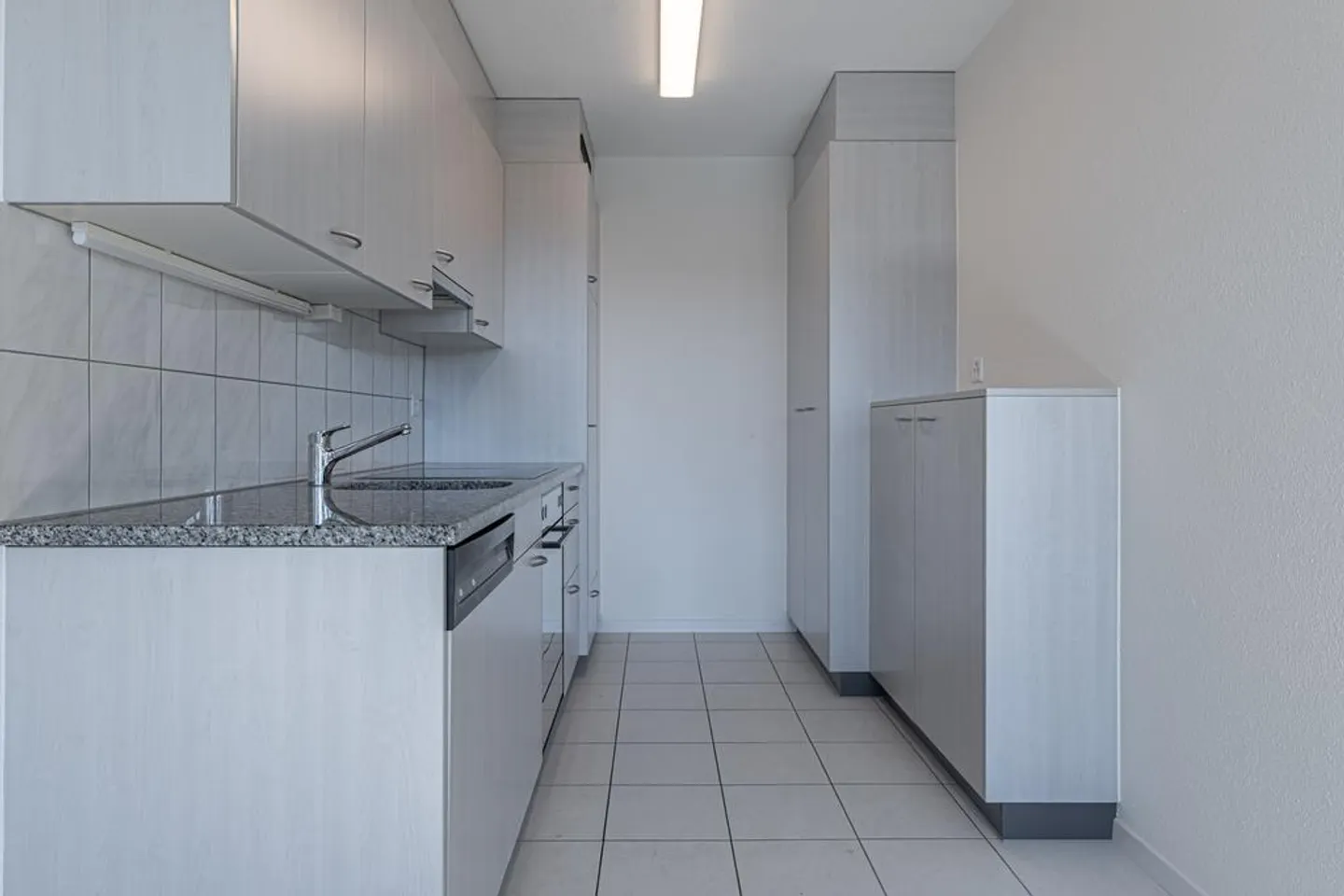 Renovated 4-room apartment for rent - Photo 2 of 12