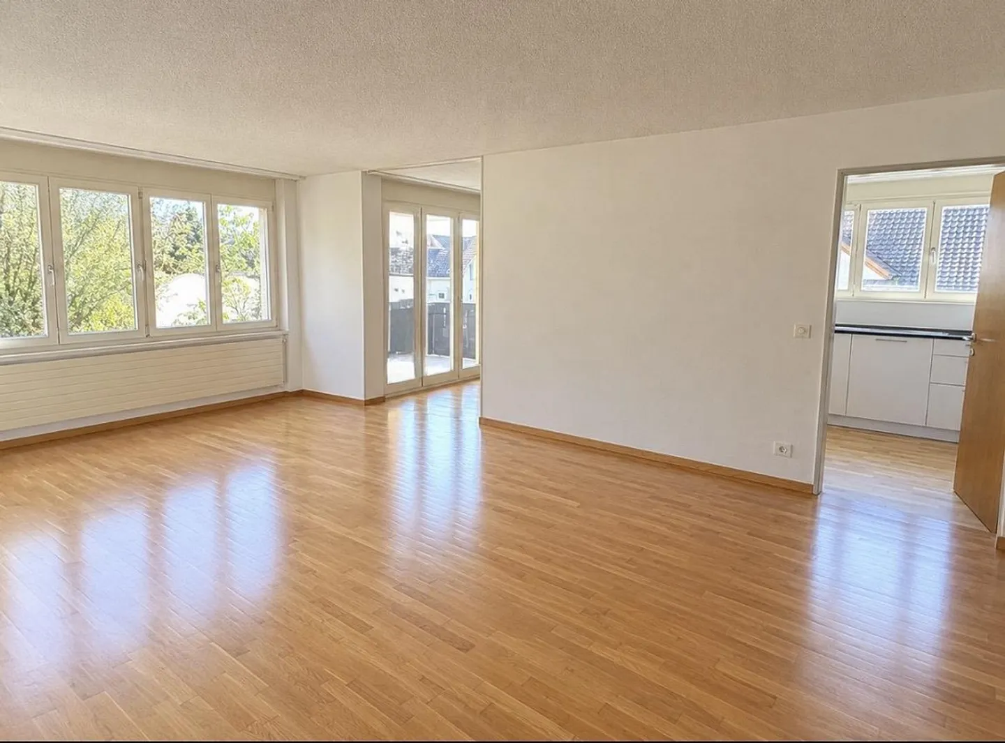 *NEW* Renovated 4.5-Room Apartment - Photo 2 of 3