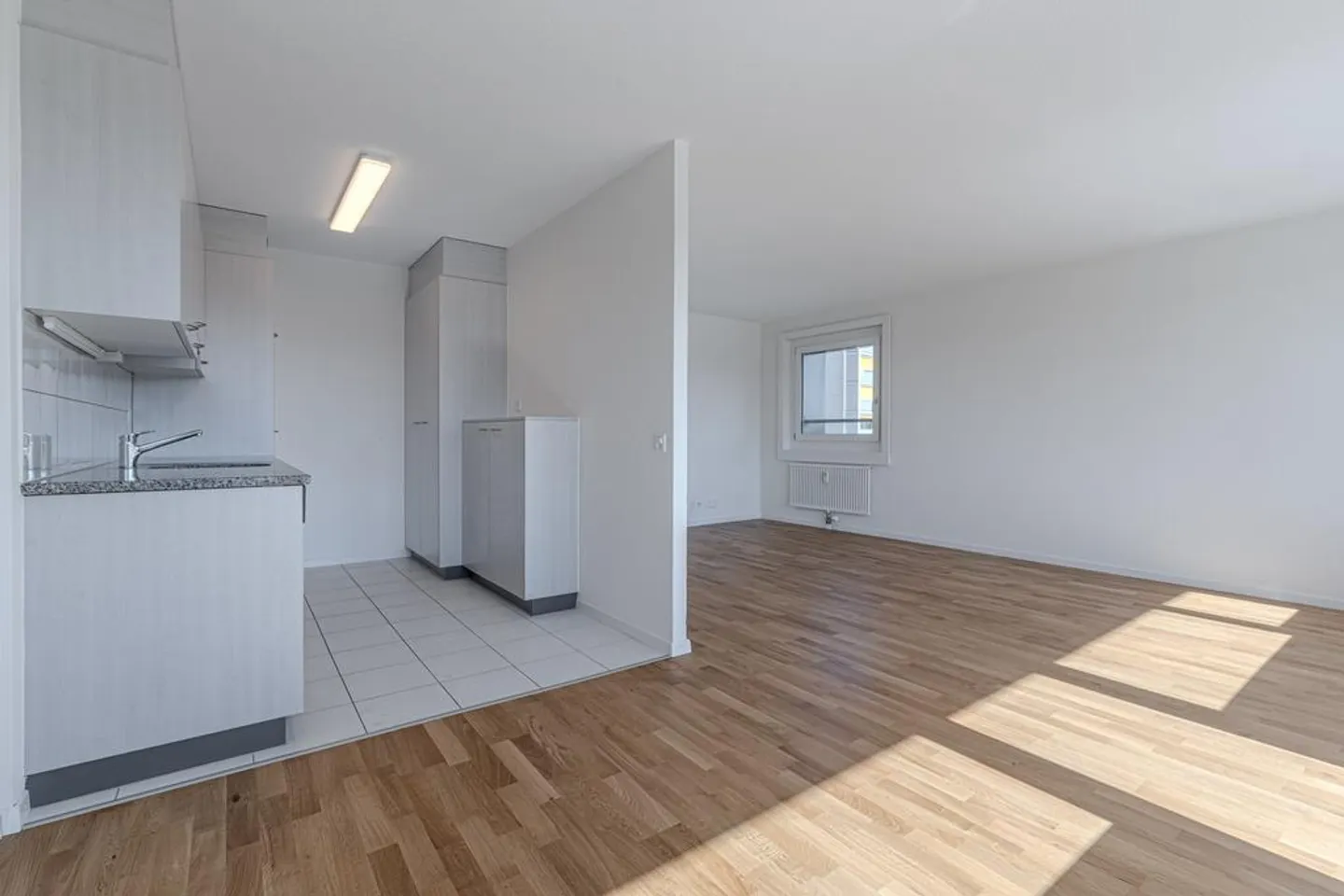 Renovated 4-room apartment for rent - Photo 3 of 12
