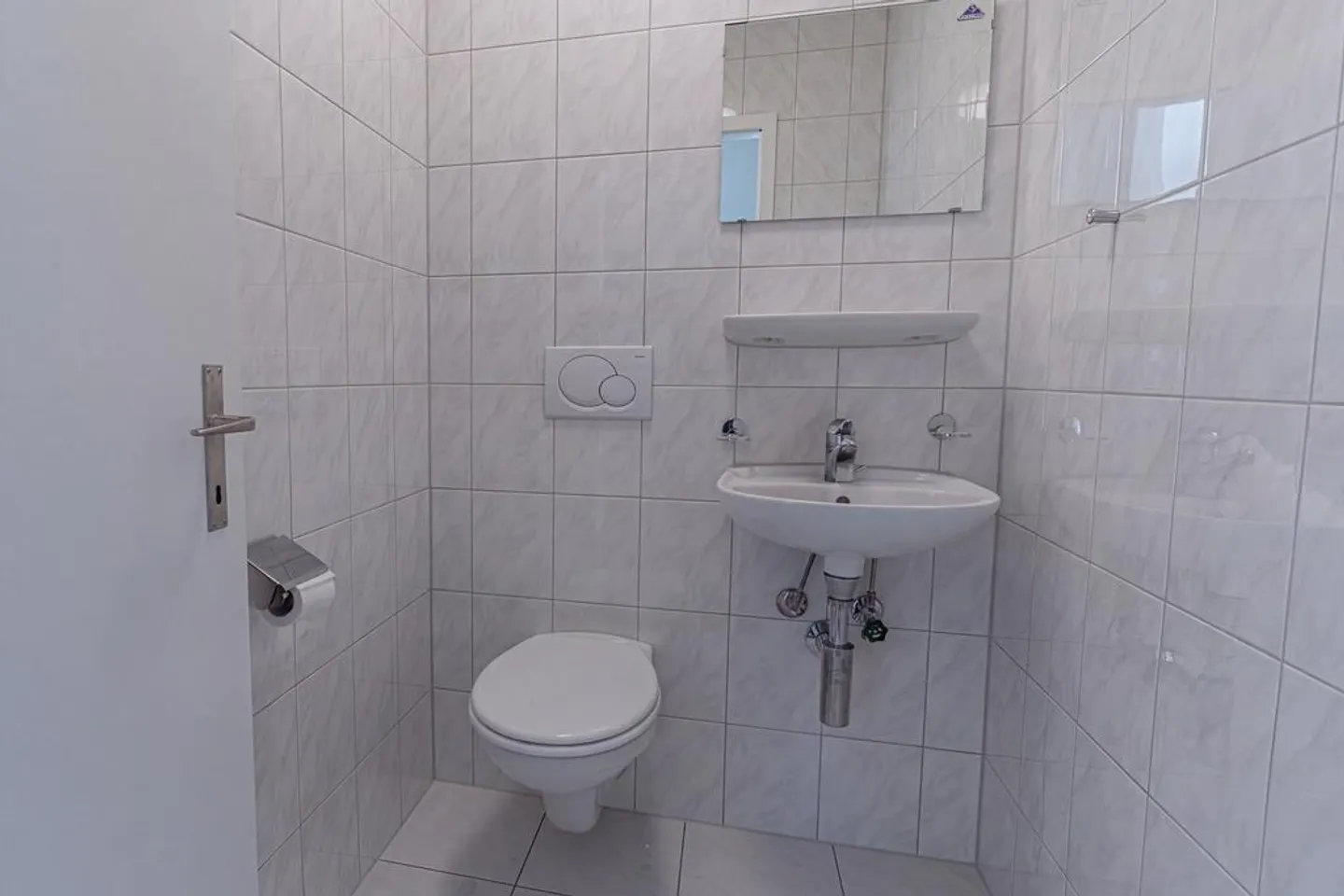 Renovated 4-room apartment for rent - Photo 5 of 12