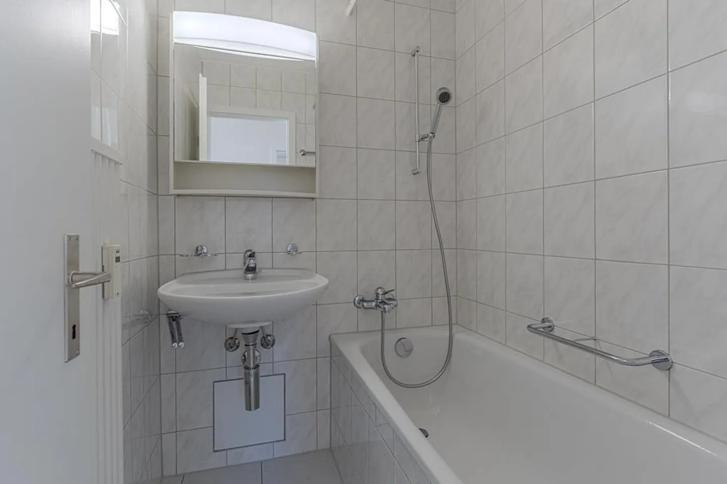 Renovated 4-room apartment for rent - Photo 4 of 12