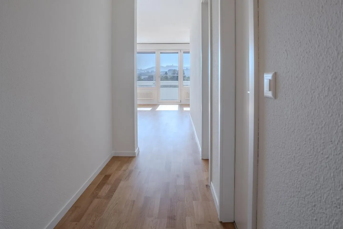 Renovated 4-room apartment for rent - Photo 7 of 12