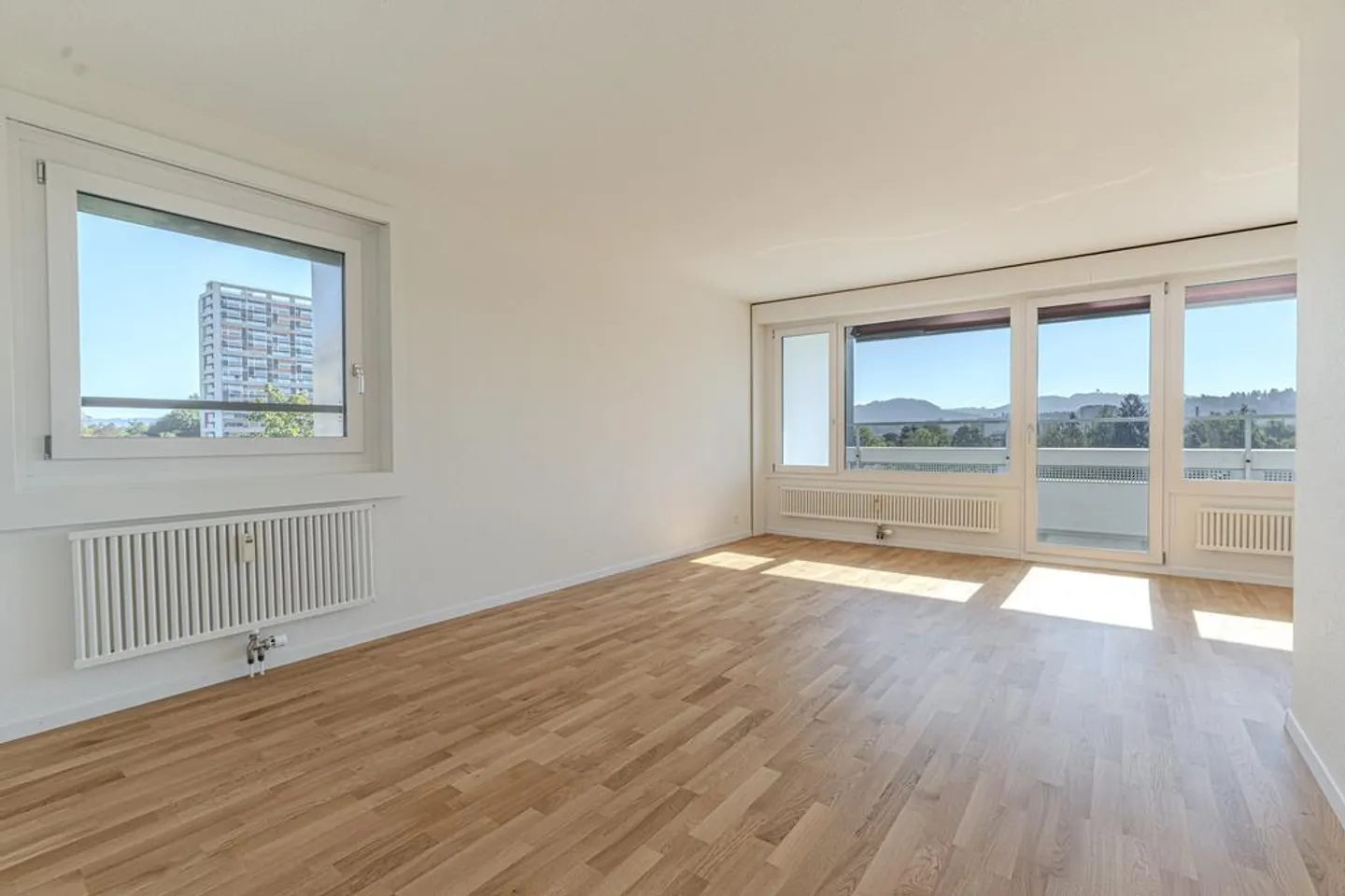 Renovated 4-room apartment for rent - Photo 8 of 12