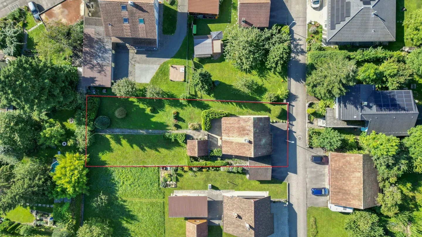Ristrutturazione o nuova costruzione: Terreno spazioso con grande potenziale - Foto 1 di 19