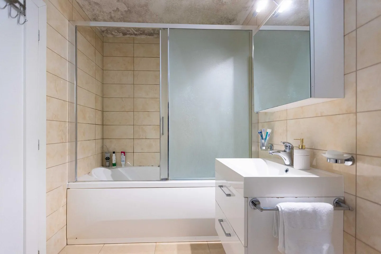SPACIOUS VILLA 7.5 ROOMS LIKE NEW WITH LAKE VIEW IN CANOBBIO - Photo 7 of 10