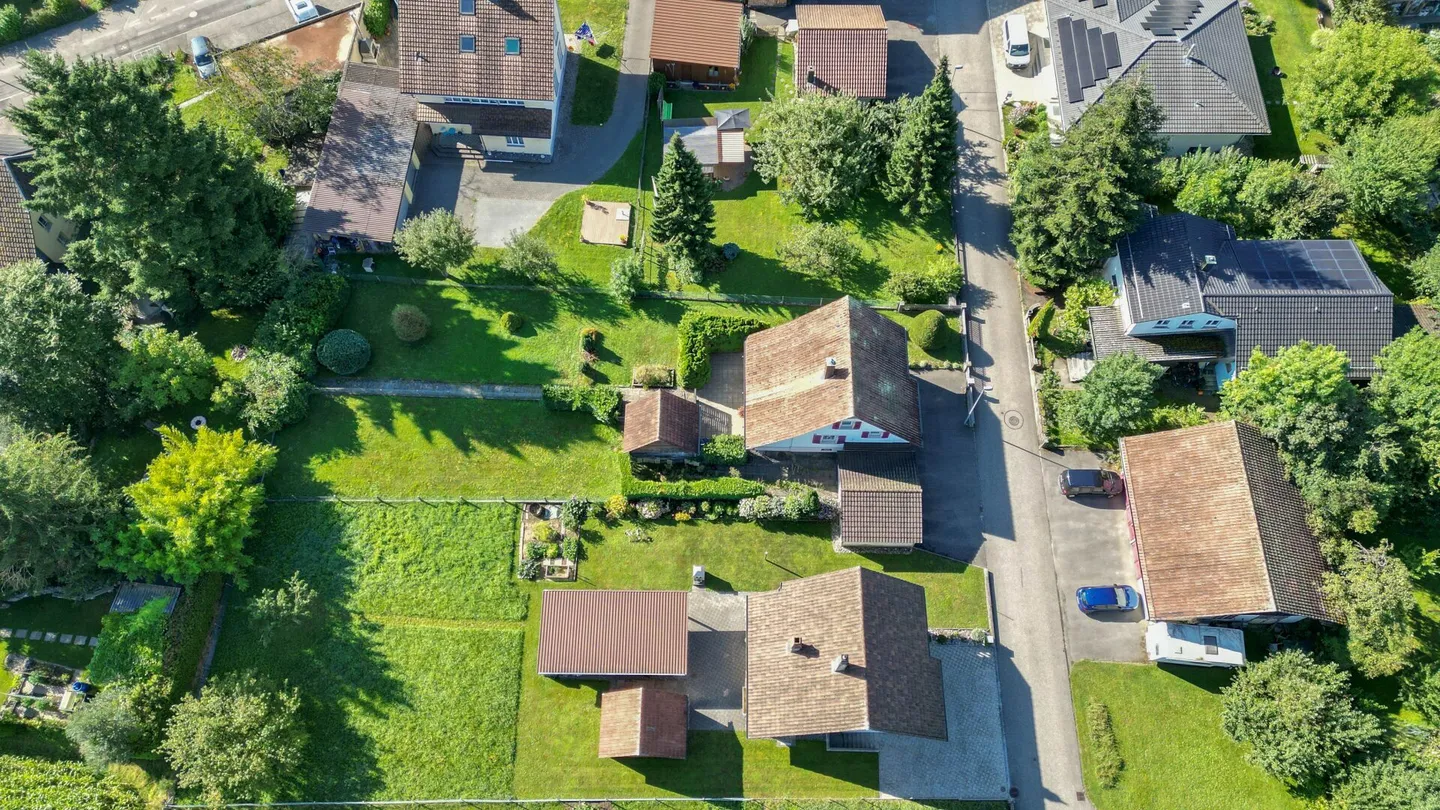 Ristrutturazione o nuova costruzione: Terreno spazioso con grande potenziale - Foto 16 di 19