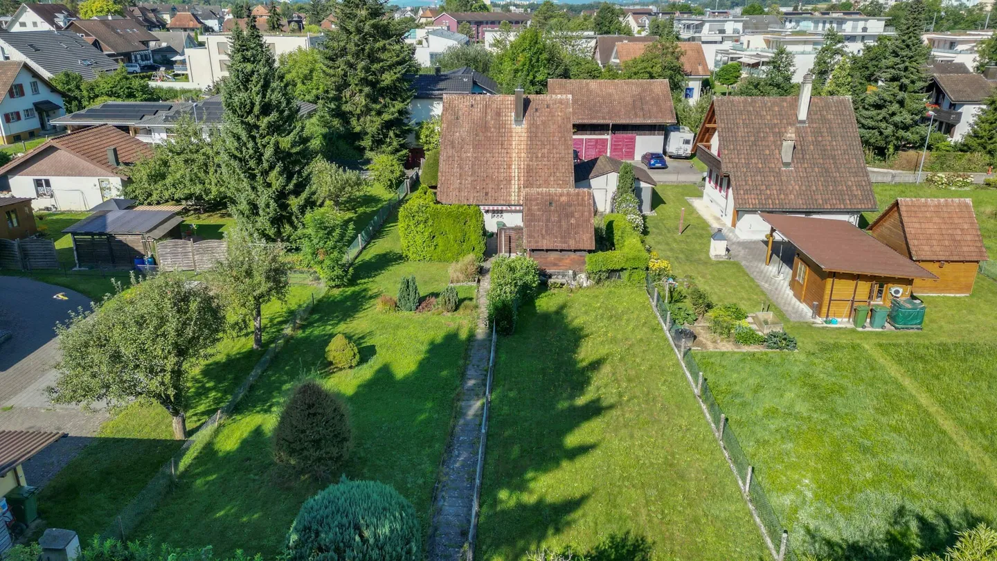 Ristrutturazione o nuova costruzione: Terreno spazioso con grande potenziale - Foto 15 di 19