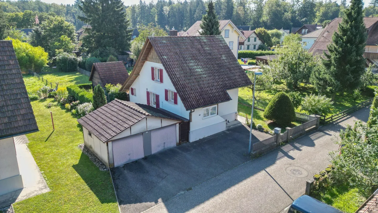 Ristrutturazione o nuova costruzione: Terreno spazioso con grande potenziale - Foto 17 di 19