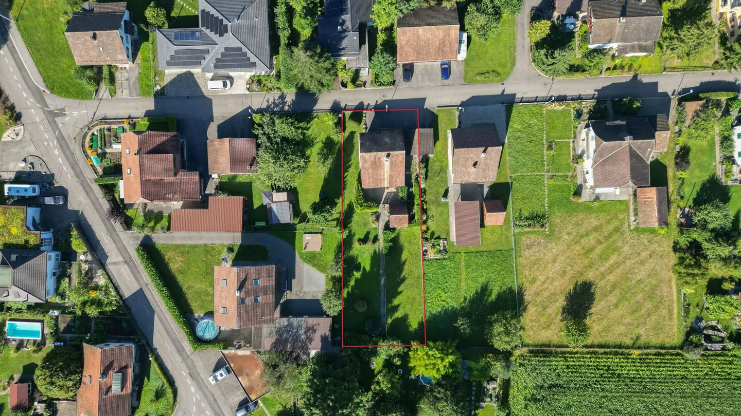 Ristrutturazione o nuova costruzione: Terreno spazioso con grande potenziale - Foto 19 di 19