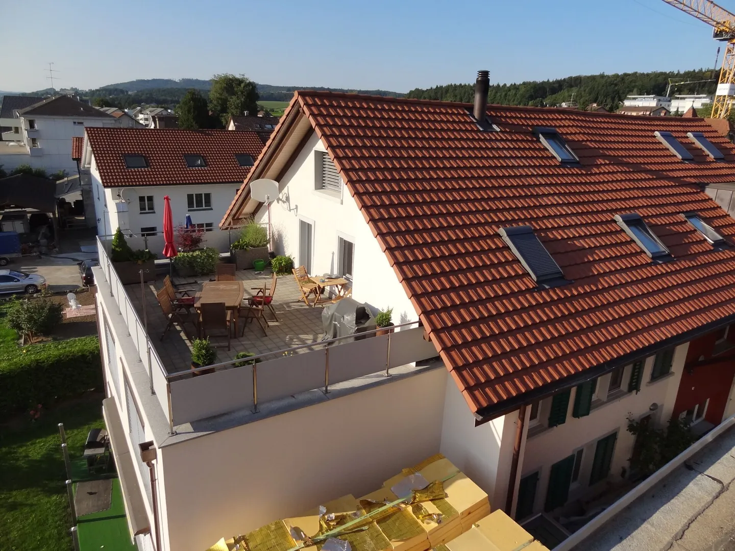 Helle Dachwohnung mit riesiger Terrasse und Weitsicht - Foto 1 von 16