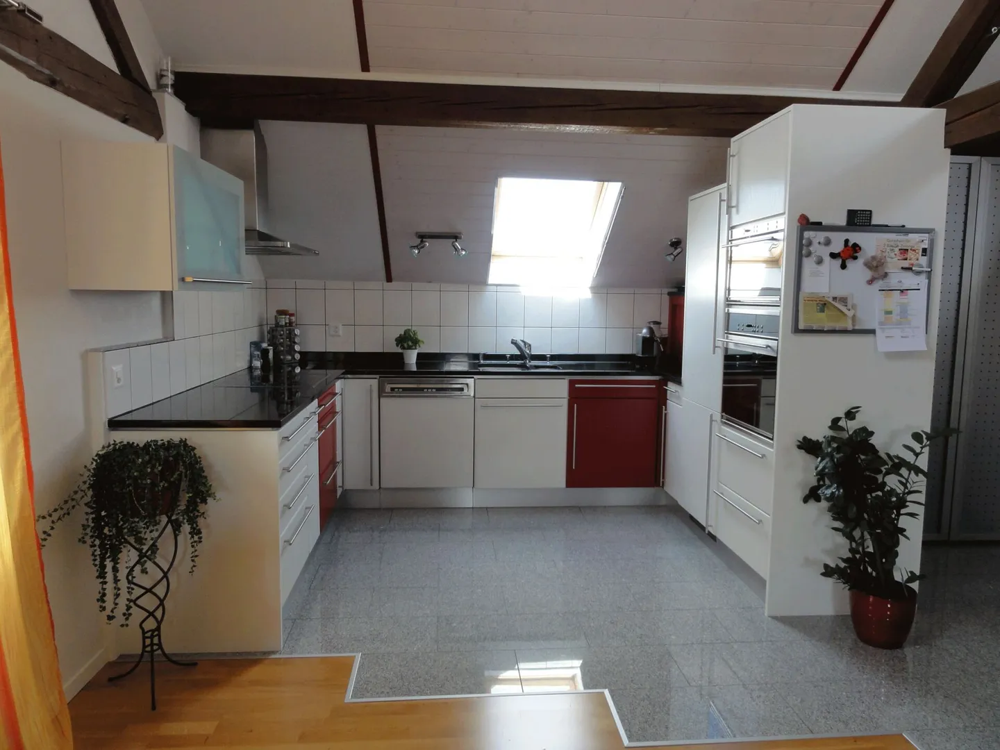 Helle Dachwohnung mit riesiger Terrasse und Weitsicht - Foto 4 von 16