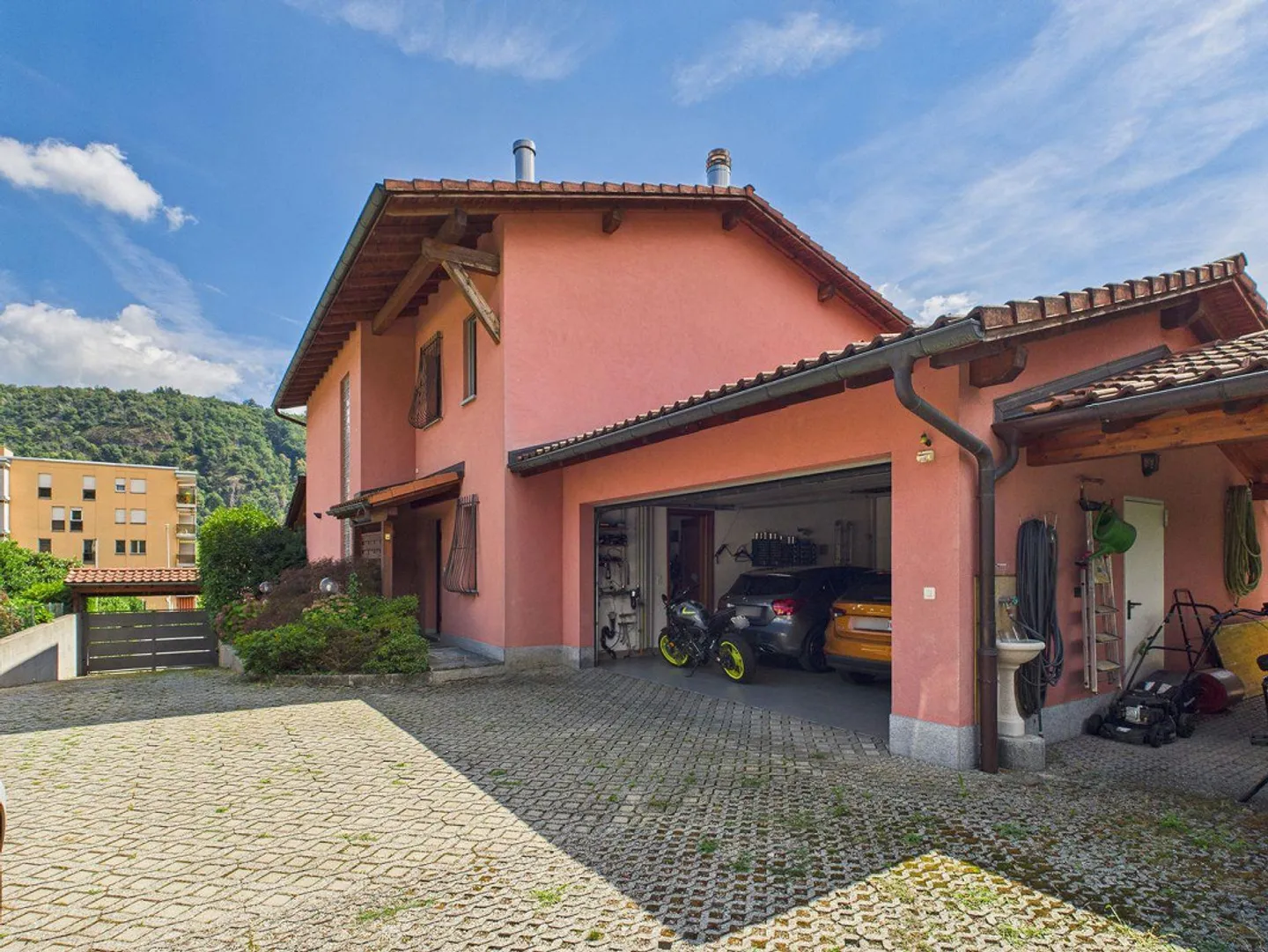 Independent villa with large garden and characteristic grotto in Taverne - Photo 3 of 13