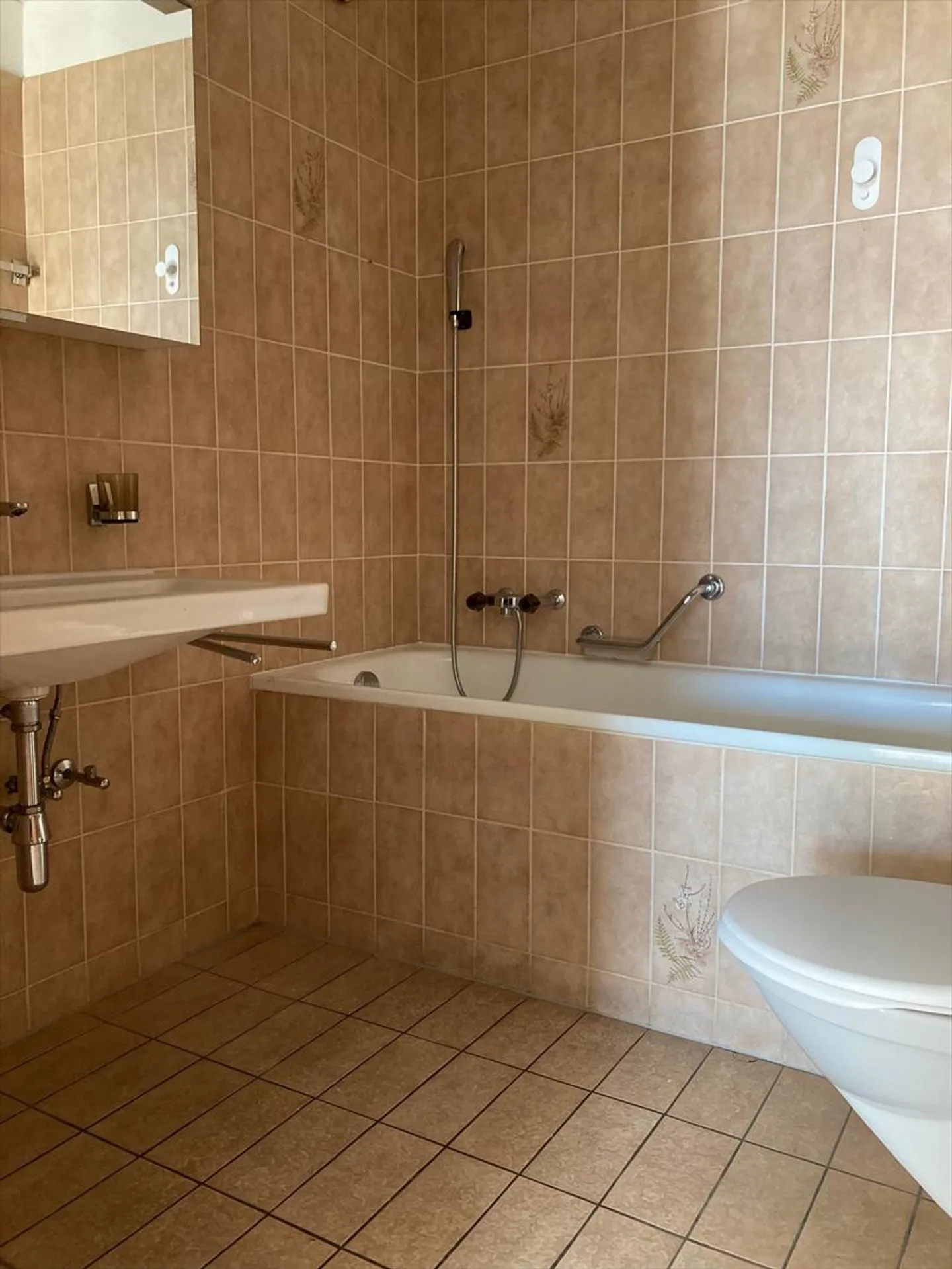 Luminoso appartamento di 3,5 stanze con balcone e parco - Foto 5 di 12