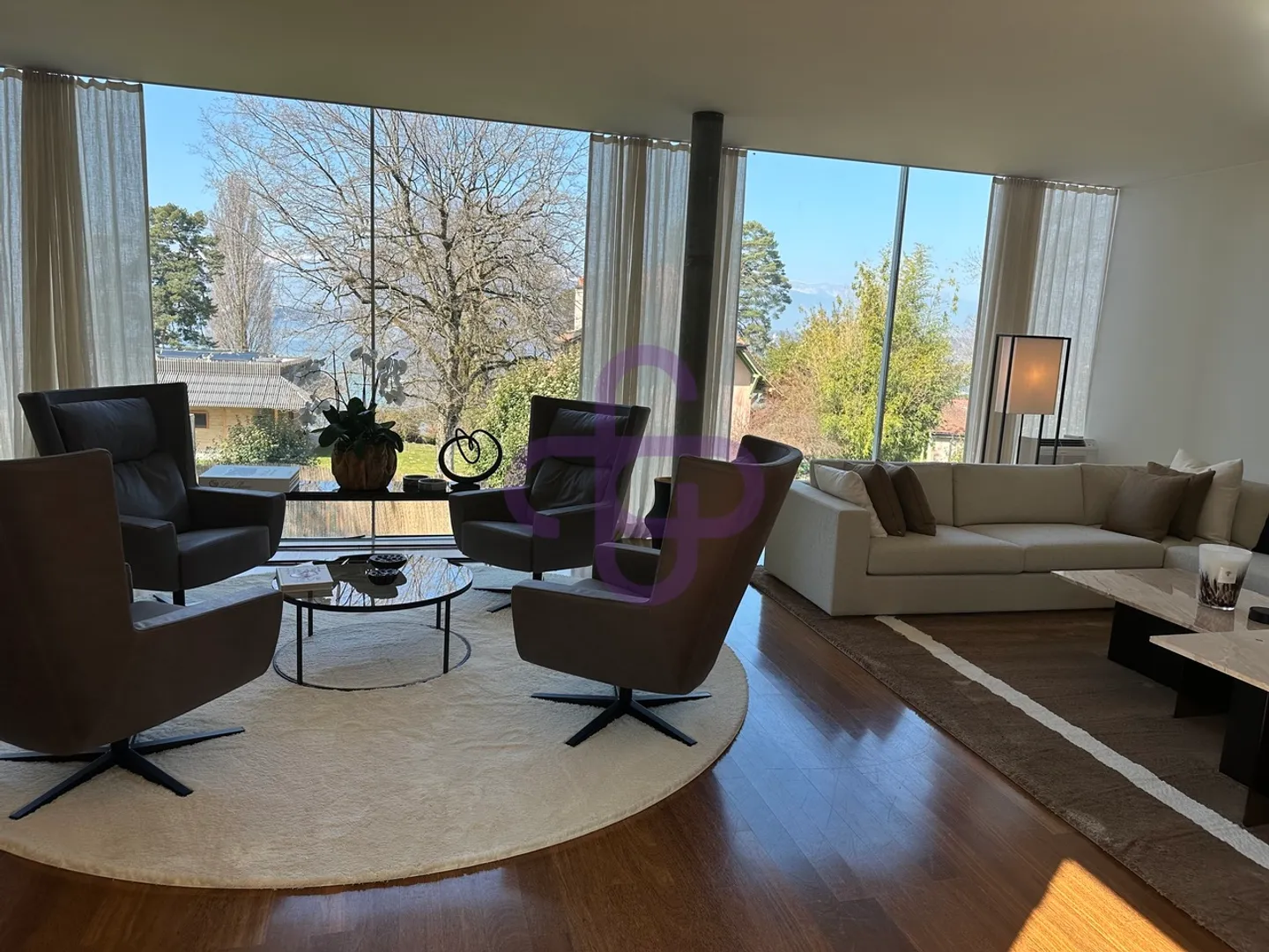 Exclusivity: Sublime Contemporary House with Lake View - Photo 2 of 5