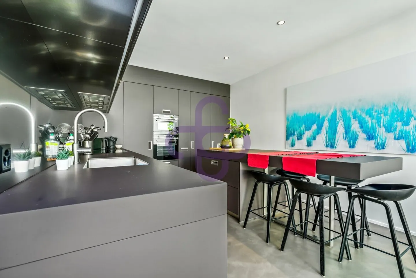 Exclusivity: Sublime Contemporary House with Lake View - Photo 4 of 5