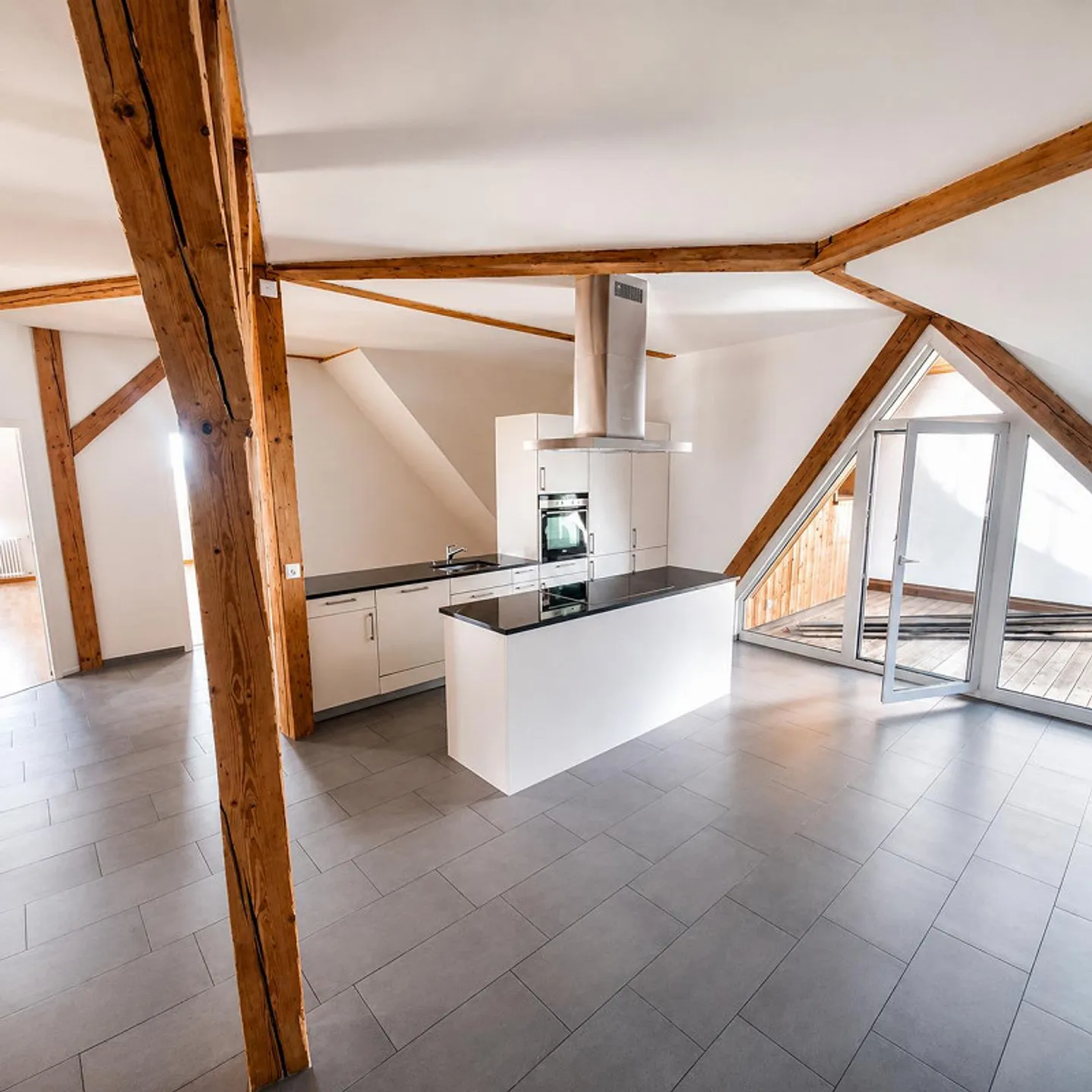 Immense appartement sous les combles de 6,5 pièces au centre de Saint-Gall - Photo 2 sur 8