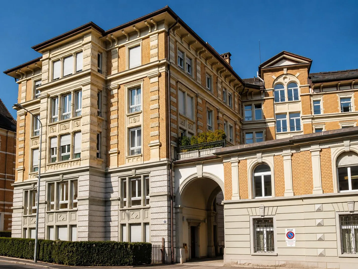 Immense appartement sous les combles de 6,5 pièces au centre de Saint-Gall - Photo 1 sur 8