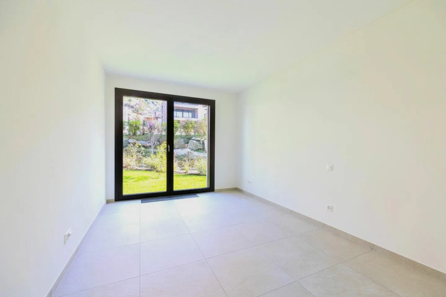 Last opportunity 4.5 rooms apartment with private garden in Gordola - Photo 4 of 12