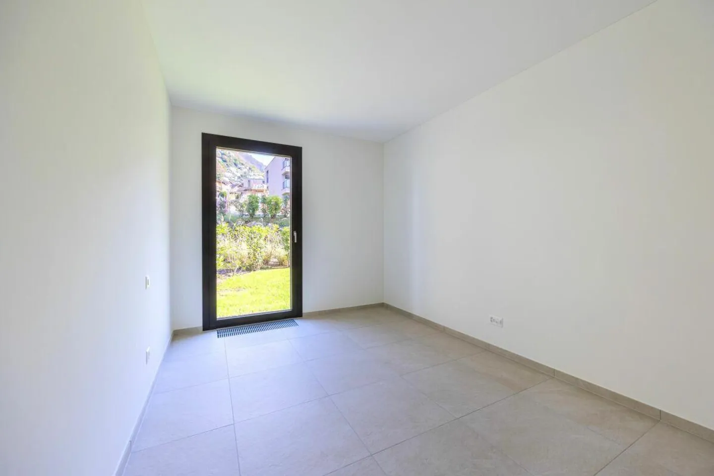 Last opportunity 4.5 rooms apartment with private garden in Gordola - Photo 5 of 12