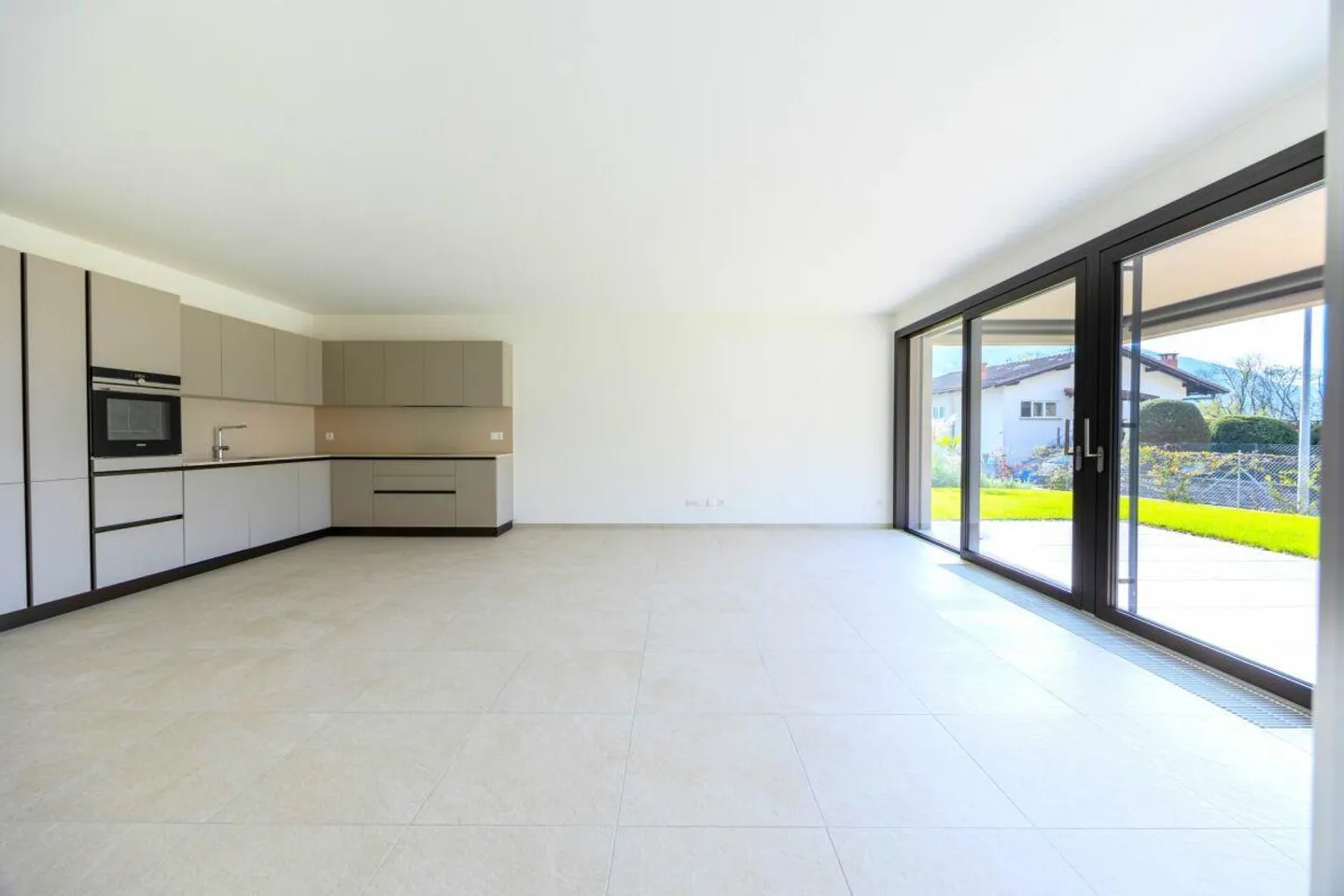 Last opportunity 4.5 rooms apartment with private garden in Gordola - Photo 1 of 12