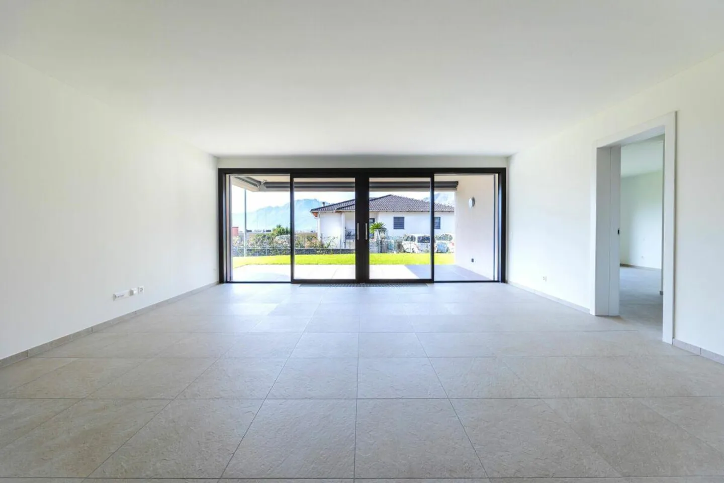 Last opportunity 4.5 rooms apartment with private garden in Gordola - Photo 2 of 12