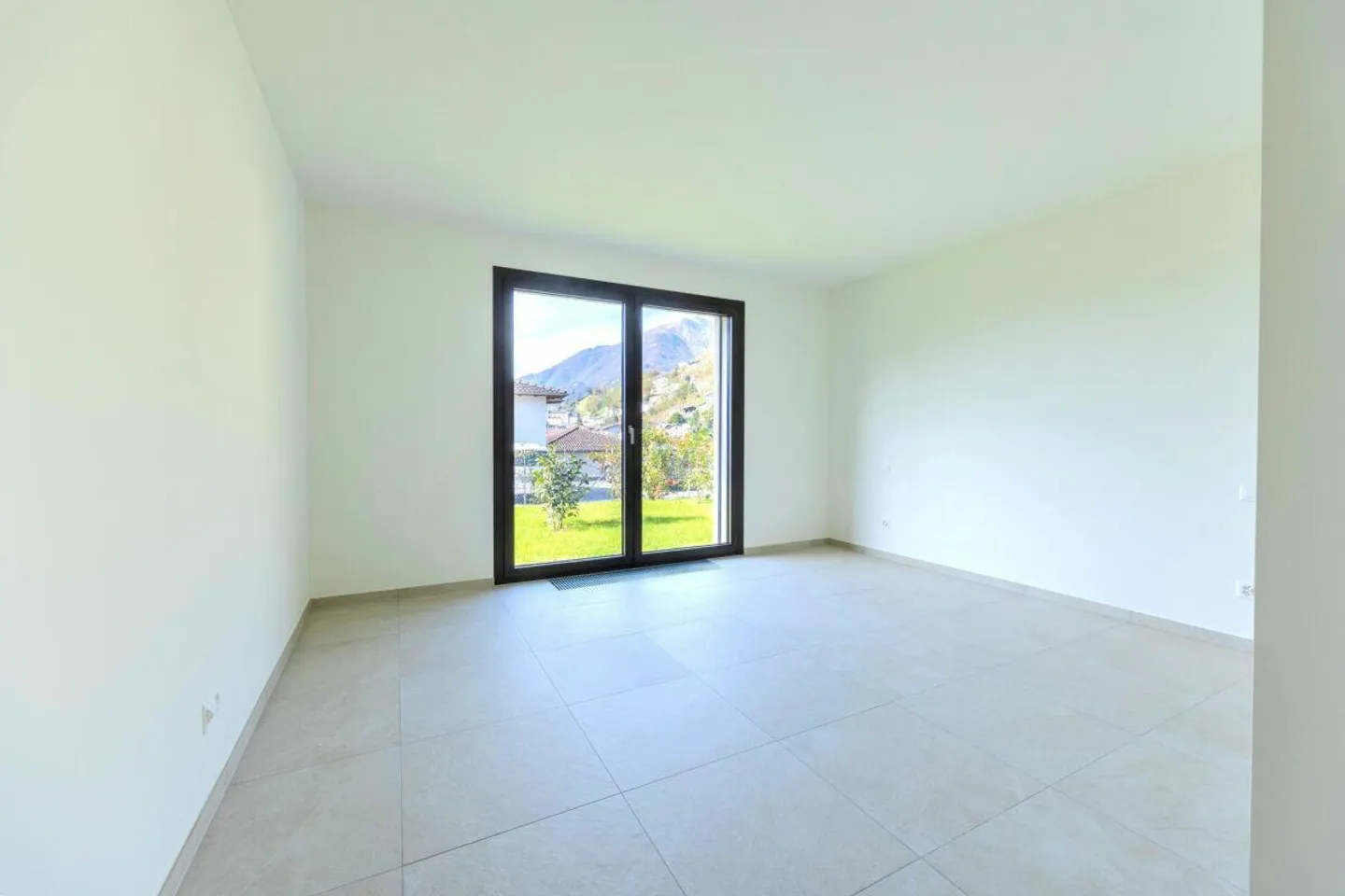 Last opportunity 4.5 rooms apartment with private garden in Gordola - Photo 3 of 12