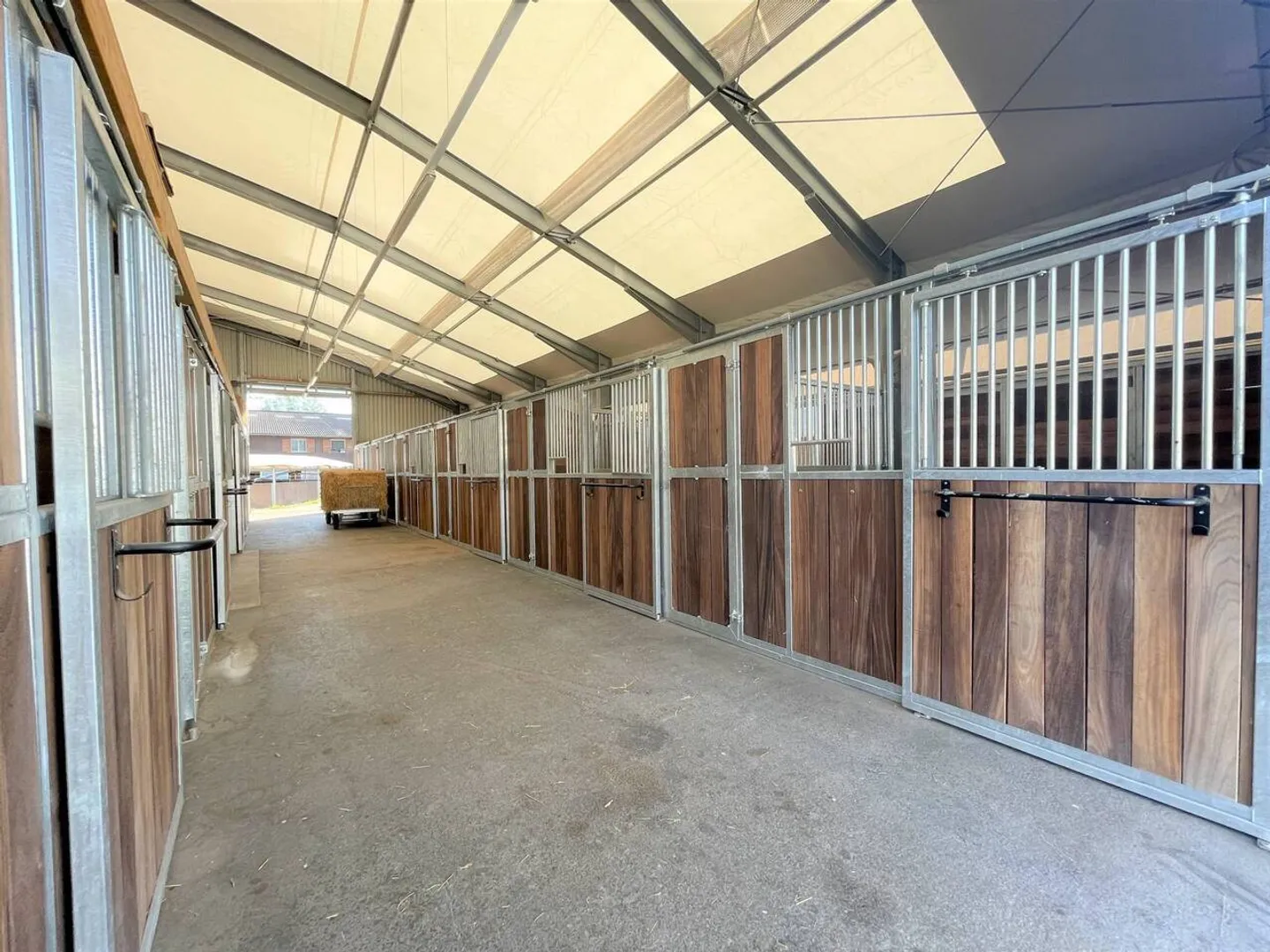 Magnificent equestrian center with various facets! - Photo 10 of 13