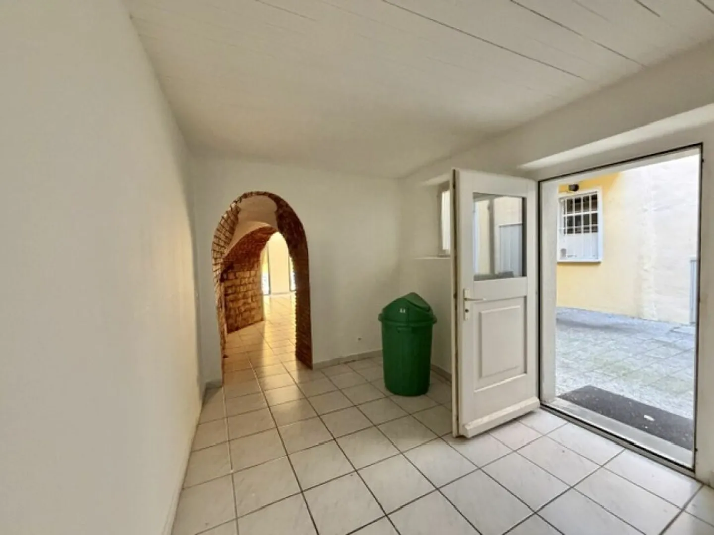 ZUM VERKAUF IM DORF ASCONA - Charmanter Laden mit Innenhof - Foto 3 von 7