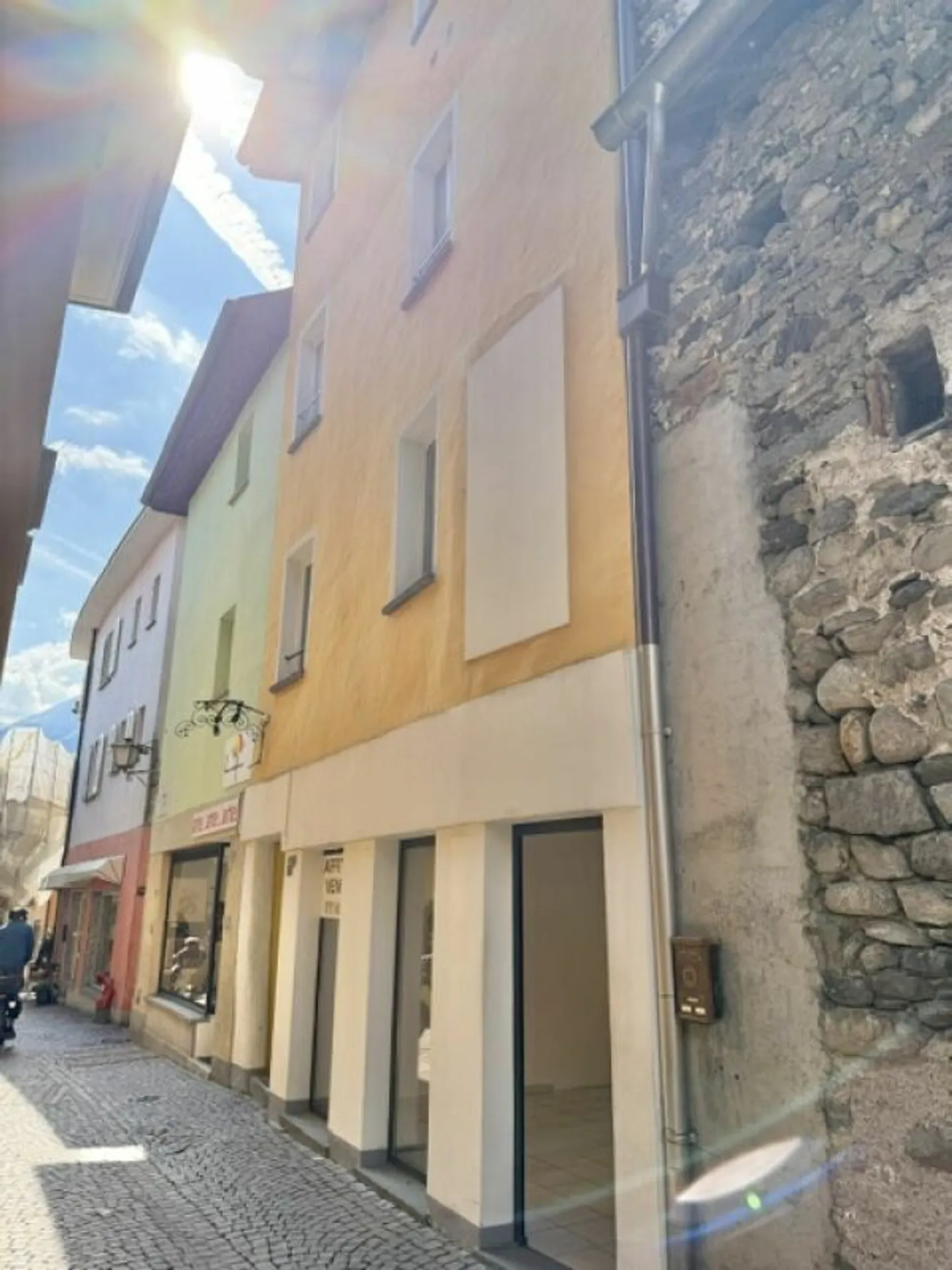 ZUM VERKAUF IM DORF ASCONA - Charmanter Laden mit Innenhof - Foto 5 von 7