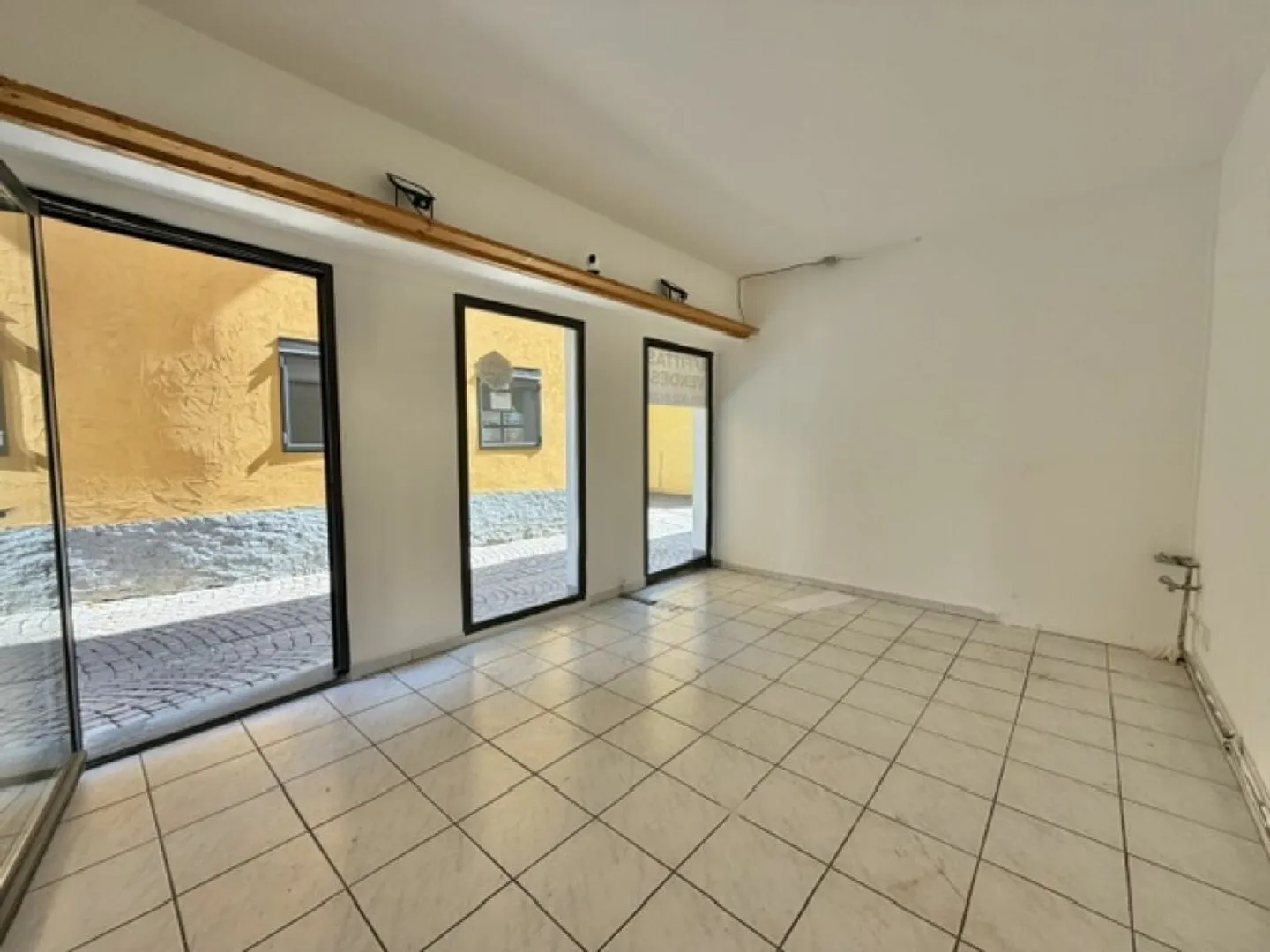 ZUM VERKAUF IM DORF ASCONA - Charmanter Laden mit Innenhof - Foto 1 von 7