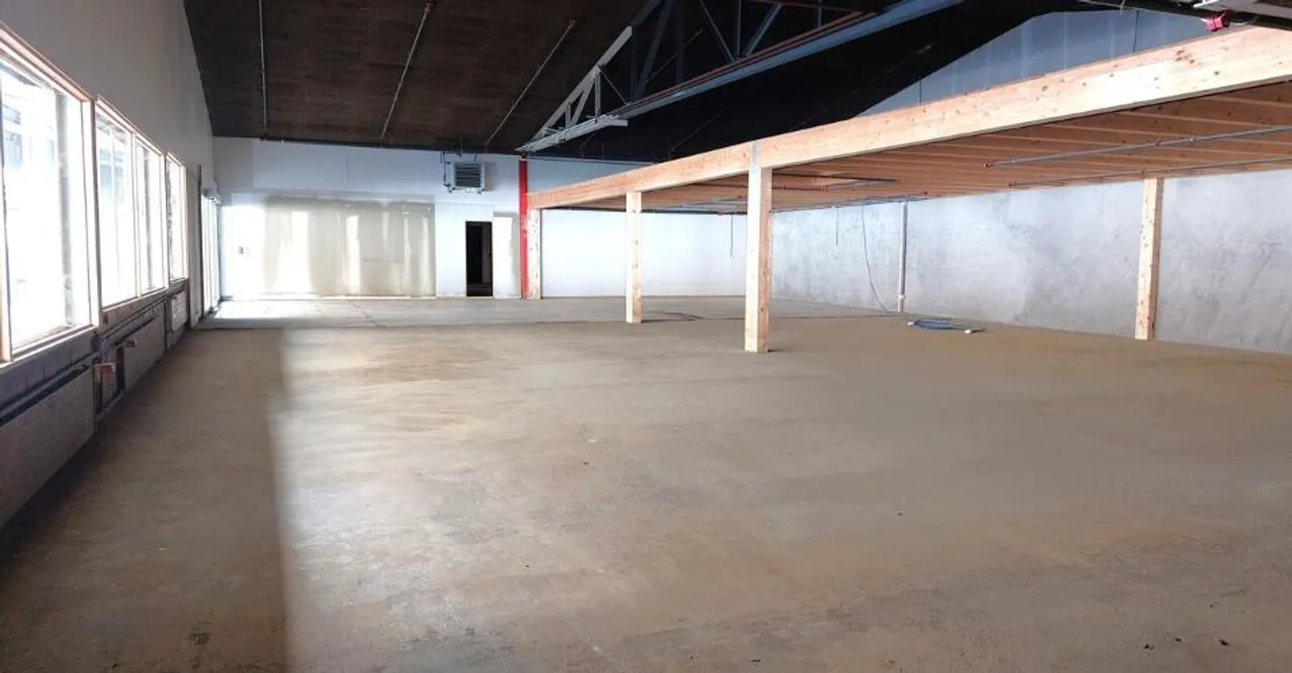 582 m2 Werkstatt im Erdgeschoss - Mehrere Parkplätze - Höhe 4.5 - Foto 1 von 6